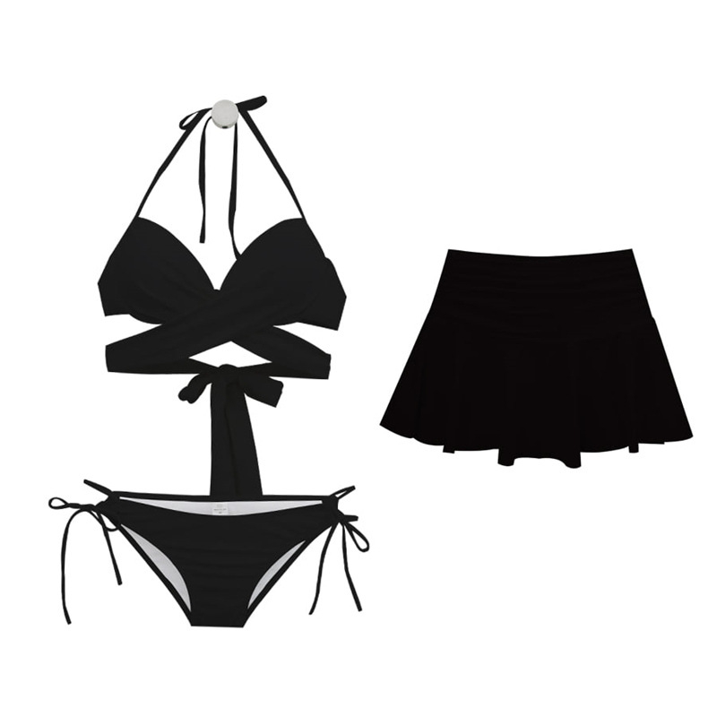 Seksi ženski bikini set sa suknjom, s čeličnom potporom za grudni dio i jastučićima; najlon tkanina, podstava od poliestera i spandeksa.