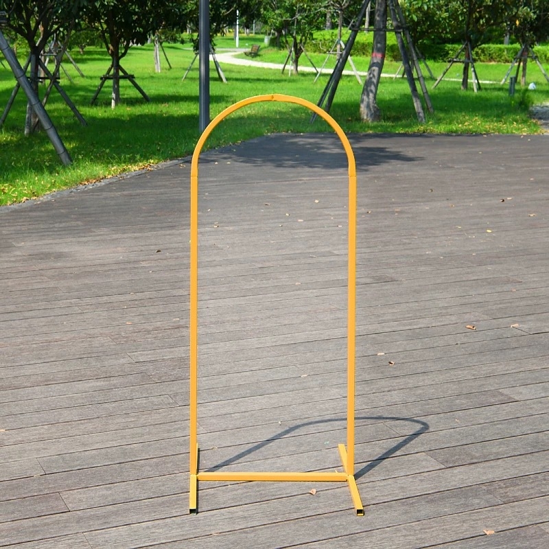 Železný svadobný oblúk, pozadie na scénu so stojanom na kvety