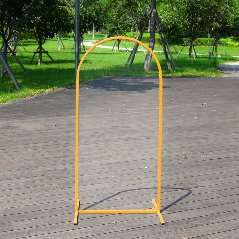 Železný svadobný oblúk, pozadie na scénu so stojanom na kvety