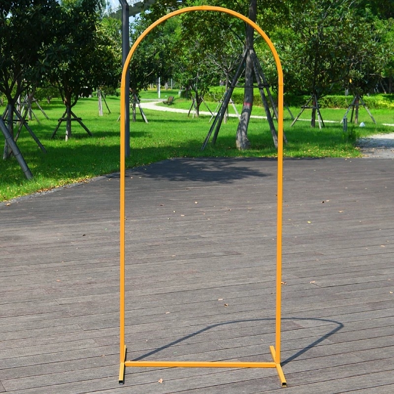 Železný svadobný oblúk, pozadie na scénu so stojanom na kvety