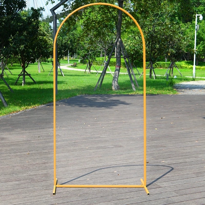 Železný svadobný oblúk, pozadie na scénu so stojanom na kvety