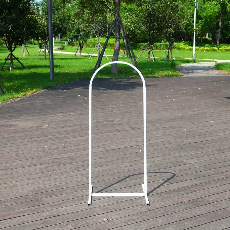 Železný svadobný oblúk, pozadie na scénu so stojanom na kvety