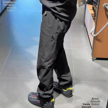 Lagane outdoor hlače od softshell materijala, ravni kroj, s pojasom i zatvaračem, prozračne, odvode vlagu i vjetar otporne, ljetne sportske hlače.