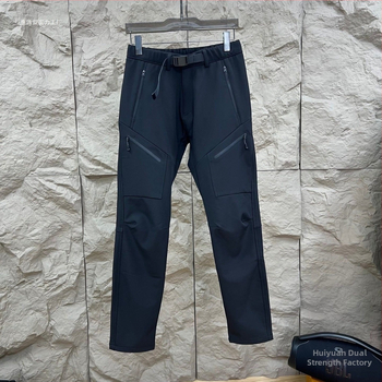 Lagane outdoor hlače od softshell materijala, ravni kroj, s pojasom i zatvaračem, prozračne, odvode vlagu i vjetar otporne, ljetne sportske hlače.