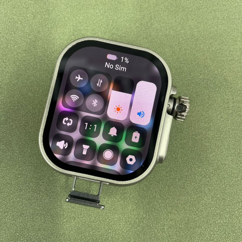 Pametni sat s AMOLED zaslonom, 4G povezivanjem, NFC, upravljanje dodirom i gumbima, magnetsko punjenje, 1350mAh baterija