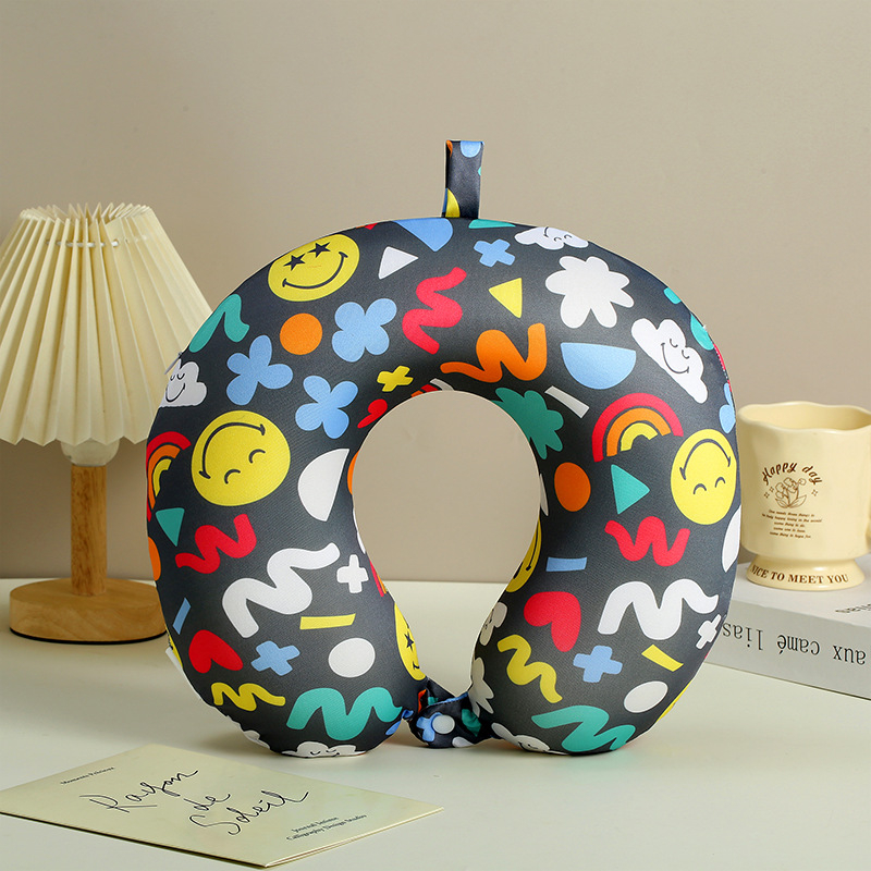 Perna de gât în formă U, din spumă memory, cu nucleu Milk Silk și imprimeu pe bumbac, stil desen animat, greutate până la 500 g