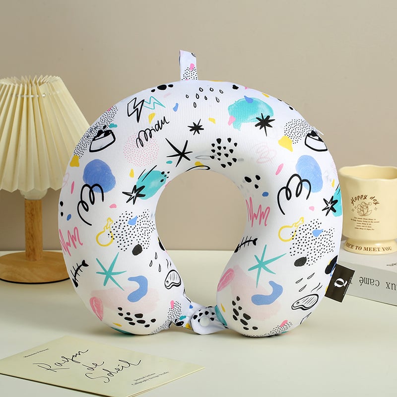 Perna de gât în formă U, din spumă memory, cu nucleu Milk Silk și imprimeu pe bumbac, stil desen animat, greutate până la 500 g