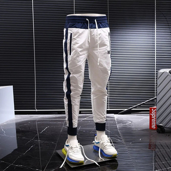 Férfiaknak készült sportos-casual nadrág, karcsúsított szabás, rövid szár, középmagas derekú, csíkos mintázat