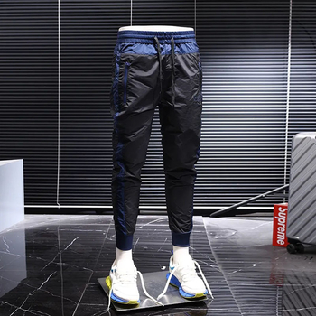 Férfiaknak készült sportos-casual nadrág, karcsúsított szabás, rövid szár, középmagas derekú, csíkos mintázat