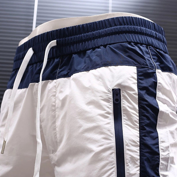 Férfiaknak készült sportos-casual nadrág, karcsúsított szabás, rövid szár, középmagas derekú, csíkos mintázat