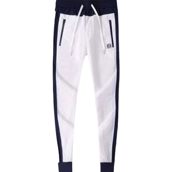 Férfiaknak készült sportos-casual nadrág, karcsúsított szabás, rövid szár, középmagas derekú, csíkos mintázat