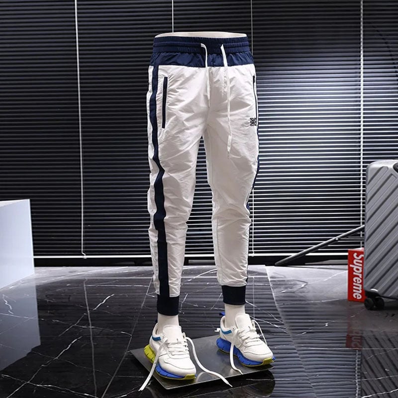 Férfiaknak készült sportos-casual nadrág, karcsúsított szabás, rövid szár, középmagas derekú, csíkos mintázat