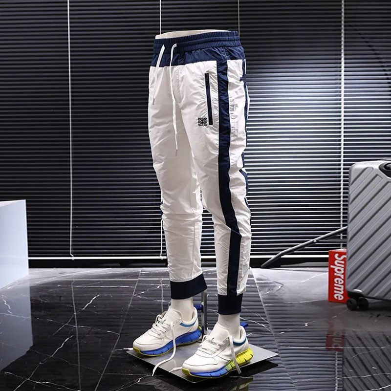 Férfiaknak készült sportos-casual nadrág, karcsúsított szabás, rövid szár, középmagas derekú, csíkos mintázat