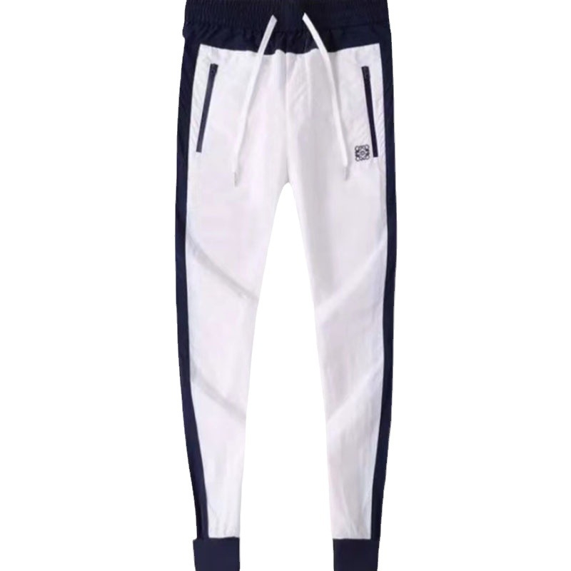 Férfiaknak készült sportos-casual nadrág, karcsúsított szabás, rövid szár, középmagas derekú, csíkos mintázat