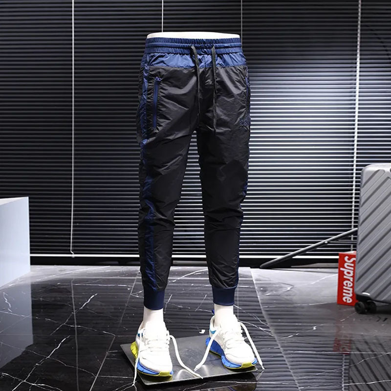 Férfiaknak készült sportos-casual nadrág, karcsúsított szabás, rövid szár, középmagas derekú, csíkos mintázat