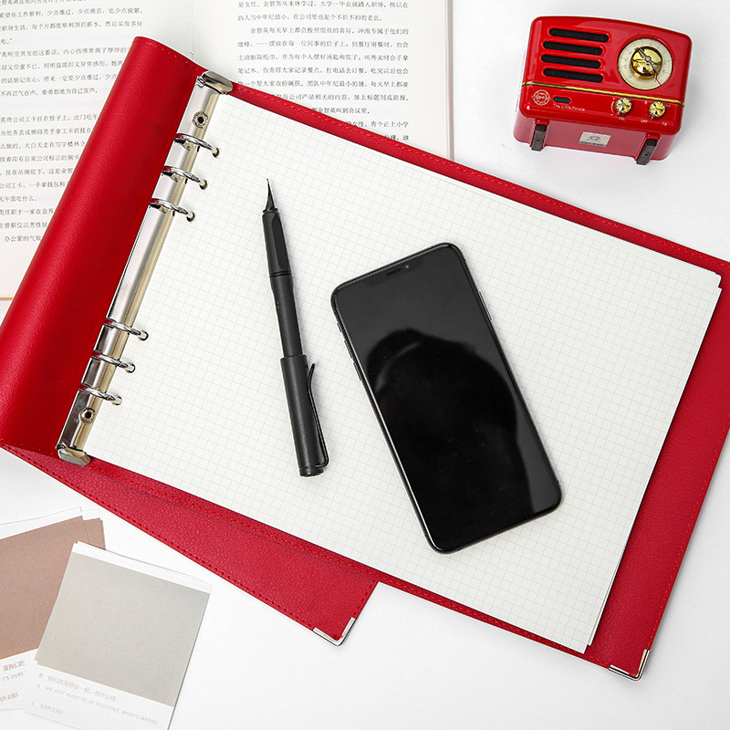 Bilježnica s PU kožnim omotom, veza s izdvojivim listovima (loose-leaf binder), unutarnje stranice od drvne pulpe, papir 40 gsm, 50–100 stranica, model tAwd64sF, uredski stil