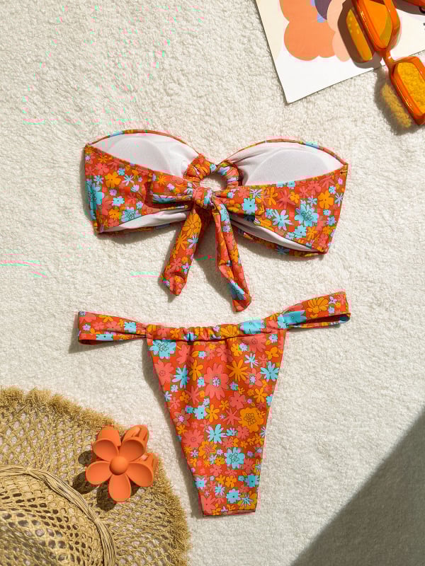 Kétrészes bikini szett - virágmintás, hátrész nélküli, mellkas párnával, magas rugalmasság, ujj nélküli; poliészter 82% és spandex bélés, 137 g