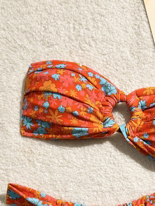 Kétrészes bikini szett - virágmintás, hátrész nélküli, mellkas párnával, magas rugalmasság, ujj nélküli; poliészter 82% és spandex bélés, 137 g