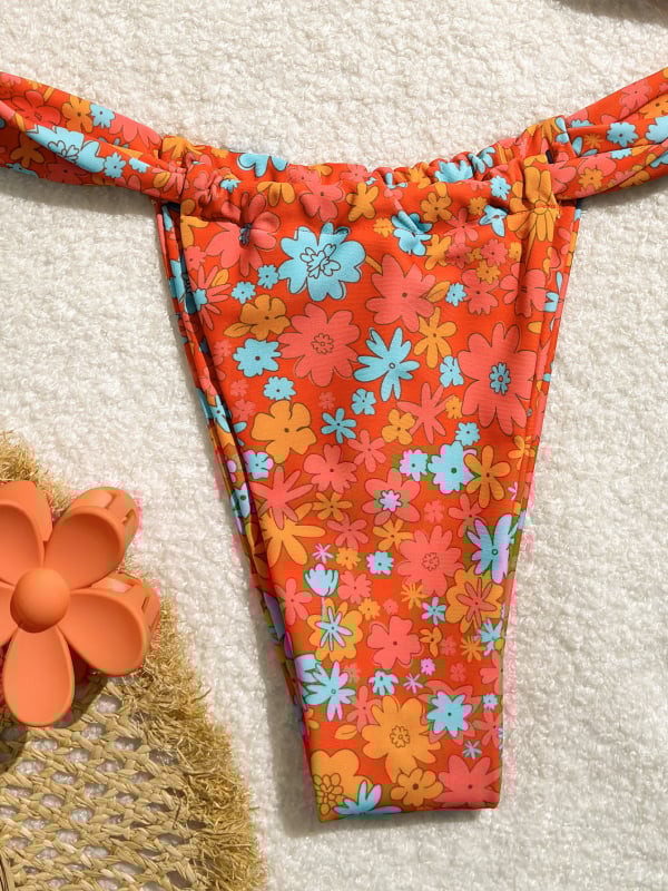 Kétrészes bikini szett - virágmintás, hátrész nélküli, mellkas párnával, magas rugalmasság, ujj nélküli; poliészter 82% és spandex bélés, 137 g