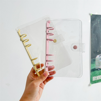 Bilježnica s prozirnim PVC omotom, veza s slobodnim listovima, zamjenjive unutarnje stranice, unutarnji materijal: sirov drveni celulozni pulpa, težina papira 80 g/m², stil: japansko-korejski sladak.