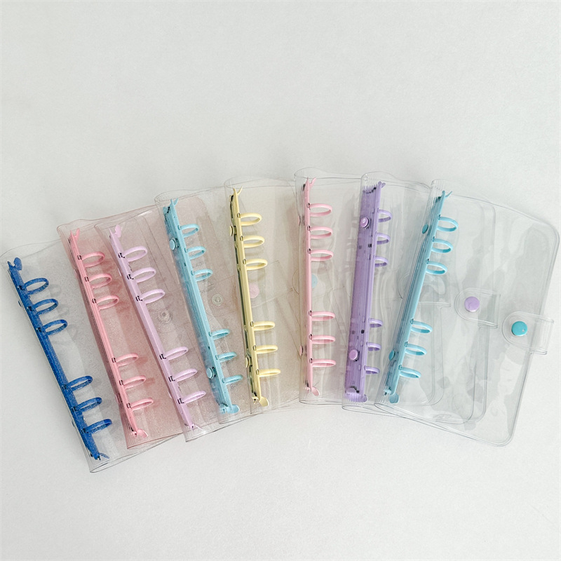Bilježnica s prozirnim PVC omotom, veza s slobodnim listovima, zamjenjive unutarnje stranice, unutarnji materijal: sirov drveni celulozni pulpa, težina papira 80 g/m², stil: japansko-korejski sladak.