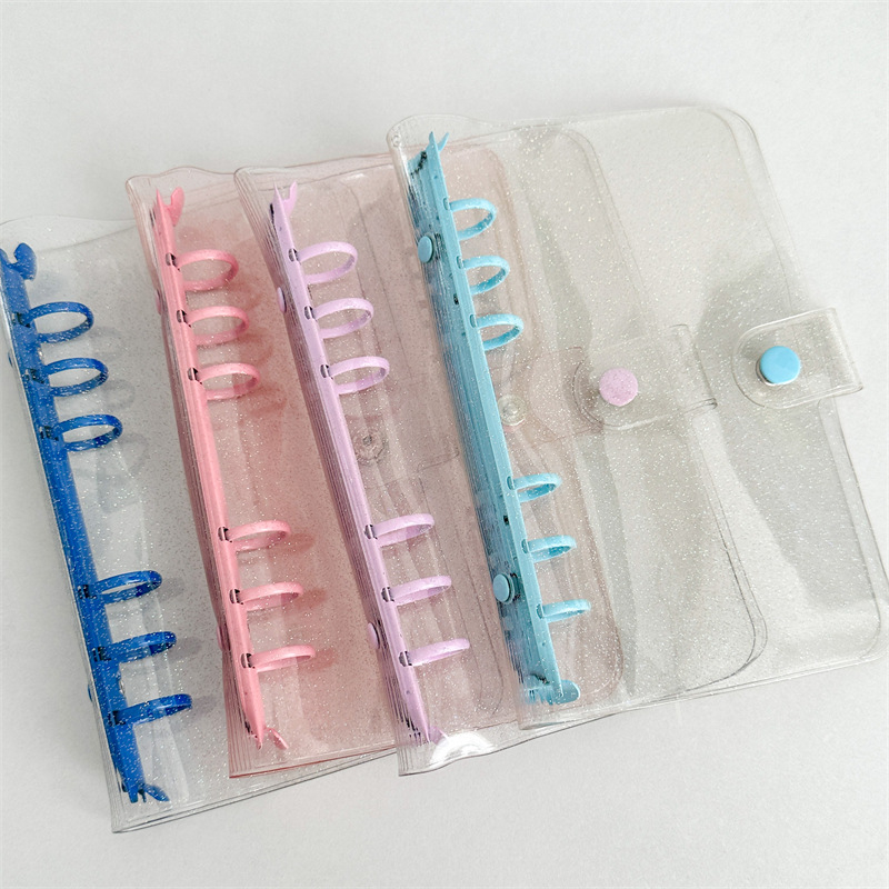 Bilježnica s prozirnim PVC omotom, veza s slobodnim listovima, zamjenjive unutarnje stranice, unutarnji materijal: sirov drveni celulozni pulpa, težina papira 80 g/m², stil: japansko-korejski sladak.