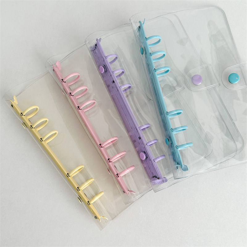 Bilježnica s prozirnim PVC omotom, veza s slobodnim listovima, zamjenjive unutarnje stranice, unutarnji materijal: sirov drveni celulozni pulpa, težina papira 80 g/m², stil: japansko-korejski sladak.