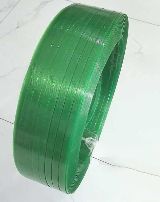 Teška PET čelično-plastična traka za pakiranje, debljina 0,8 mm, nosivost pri rastezanju 600 kg, masa rolne 20 kg