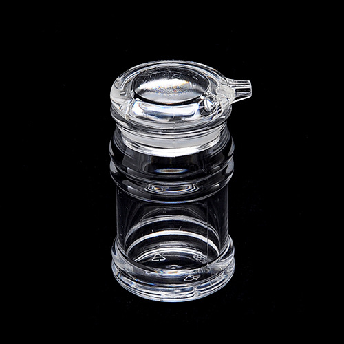 Akrilni set boca za ulje i začine – uključuje bocu za ulje, bocu za ocat, bocu za umak, staklenku za čili i staklenku za začine; moderan minimalistički dizajn restoranskih kuhinja.