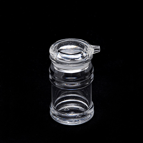 Akrilni set boca za ulje i začine – uključuje bocu za ulje, bocu za ocat, bocu za umak, staklenku za čili i staklenku za začine; moderan minimalistički dizajn restoranskih kuhinja.