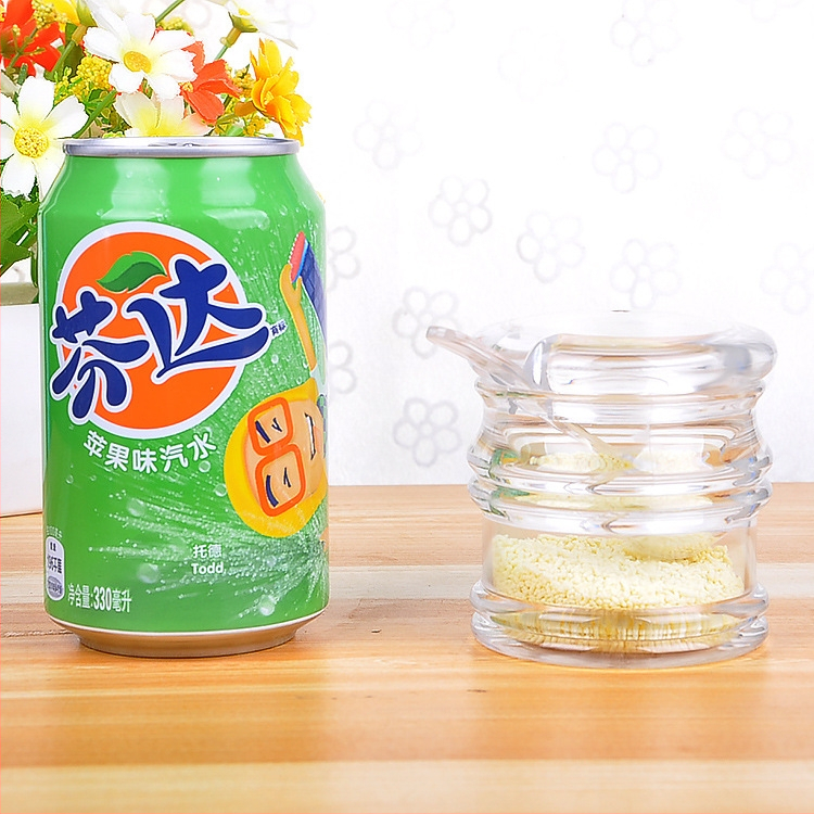 Akrilni set boca za ulje i začine – uključuje bocu za ulje, bocu za ocat, bocu za umak, staklenku za čili i staklenku za začine; moderan minimalistički dizajn restoranskih kuhinja.