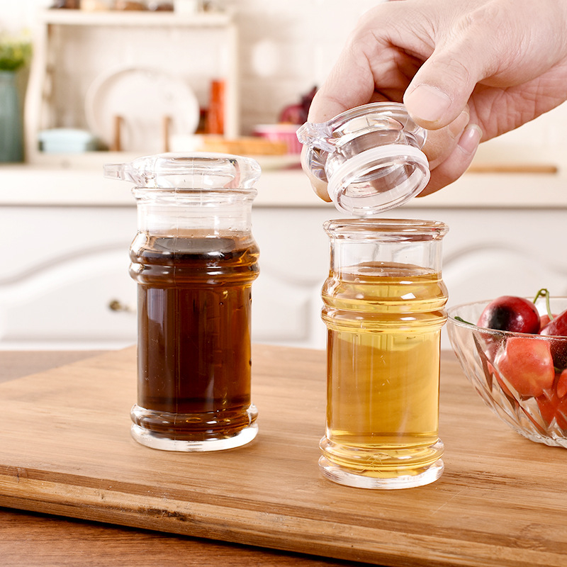 Akrilni set boca za ulje i začine – uključuje bocu za ulje, bocu za ocat, bocu za umak, staklenku za čili i staklenku za začine; moderan minimalistički dizajn restoranskih kuhinja.