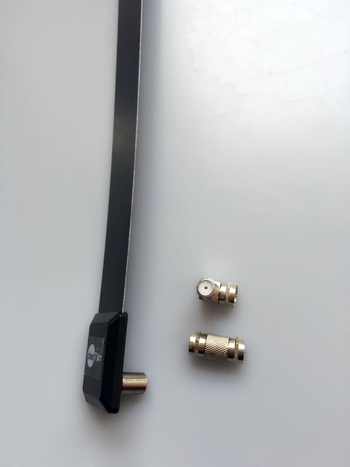 AH-008 belső HDTV antenna – megnövelt jel erősítés, frekvenciasávok 146–176 MHz és 230–862 MHz, impedancia 75 Ω, SWR ≤ 2.0