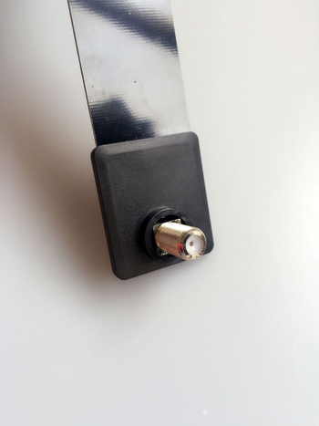 AH-008 belső HDTV antenna – megnövelt jel erősítés, frekvenciasávok 146–176 MHz és 230–862 MHz, impedancia 75 Ω, SWR ≤ 2.0