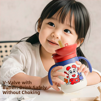 Izolirana dječja šalica s drškom i slamkom, crtež dizajn; unutarnja posuda 316 nehrđajućeg čelika, vanjski kućište 304 nehrđajućeg čelika; izolacija 0–6 sati; poklopac od PP s pop-up mehanizmom