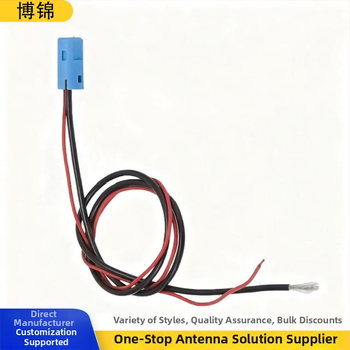 Posilňovač antény pre auto rádio s 18 dB ziskom, zapojenie plug-in, univerzálna kompatibilita, 12V prevádzka