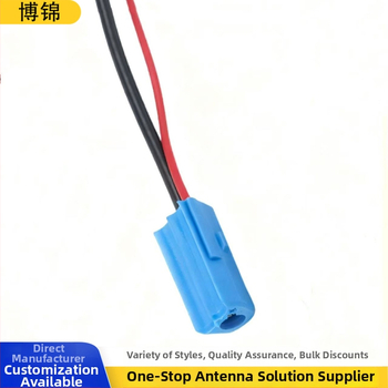 Posilňovač antény pre auto rádio s 18 dB ziskom, zapojenie plug-in, univerzálna kompatibilita, 12V prevádzka