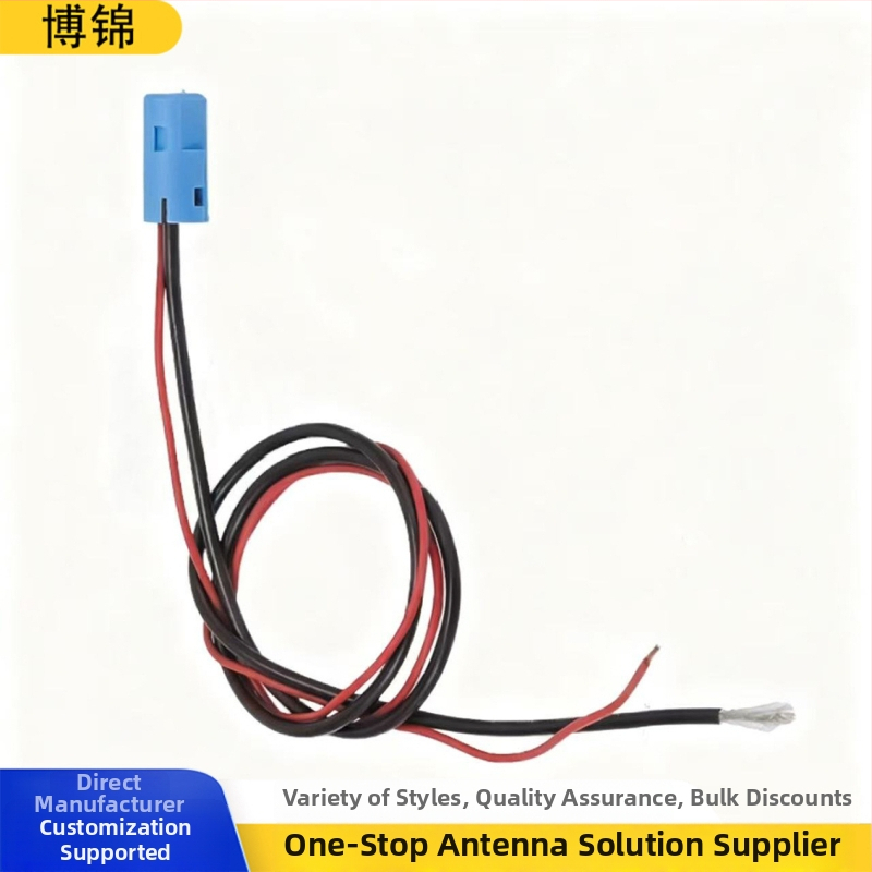 Posilňovač antény pre auto rádio s 18 dB ziskom, zapojenie plug-in, univerzálna kompatibilita, 12V prevádzka