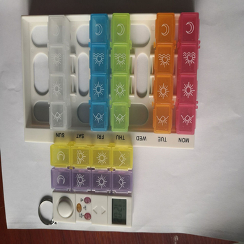 Kutija za tablete s 28 pretinaca, preklopni poklopac, odvojiva, od akrila, s Brailleom