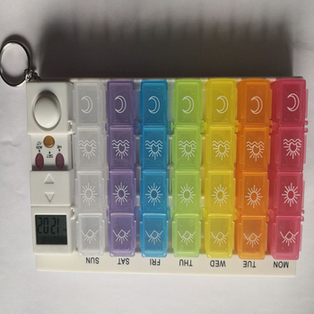 Kutija za tablete s 28 pretinaca, preklopni poklopac, odvojiva, od akrila, s Brailleom