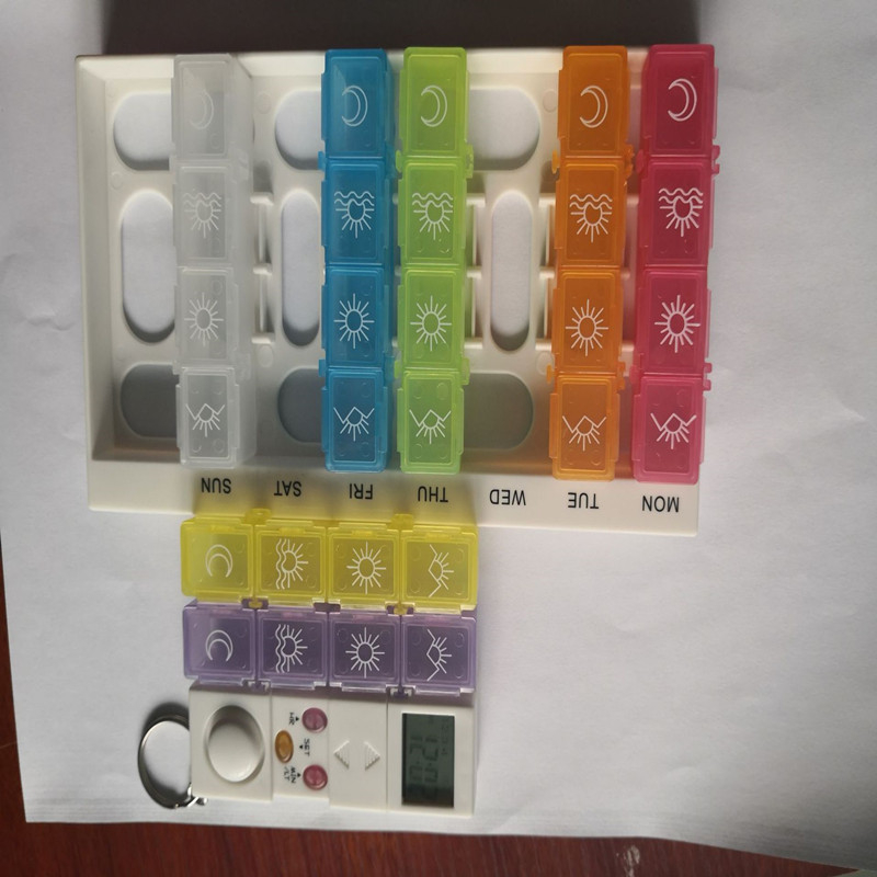 Kutija za tablete s 28 pretinaca, preklopni poklopac, odvojiva, od akrila, s Brailleom