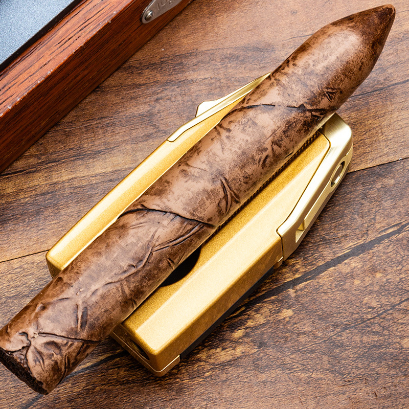 Lubinski szivar gyújtó beépített lyuknyitóval, szivarollóval és cigaretta tartóval – cinkötvözet + rozsdamentes acél, bután, szélálló, újratölthető