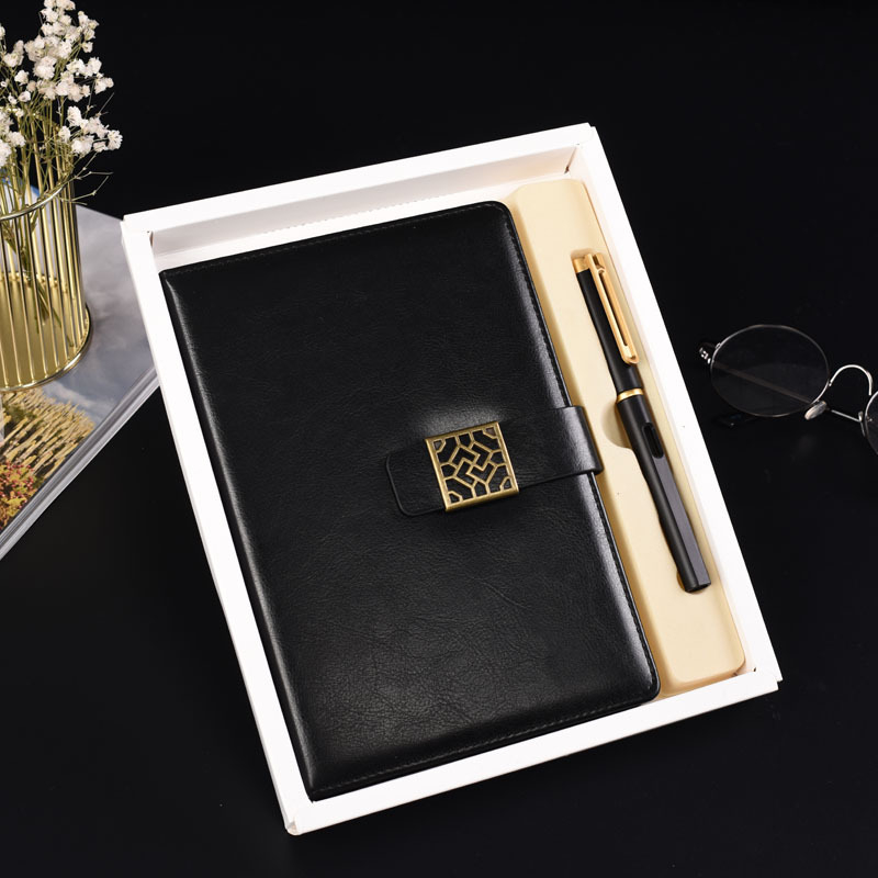 Bilježnica s PU imitacijom kože, mogućnost tiskanja logotipa, ljepilo povez, Forest papir 80 g, aluminijska legura hardvera