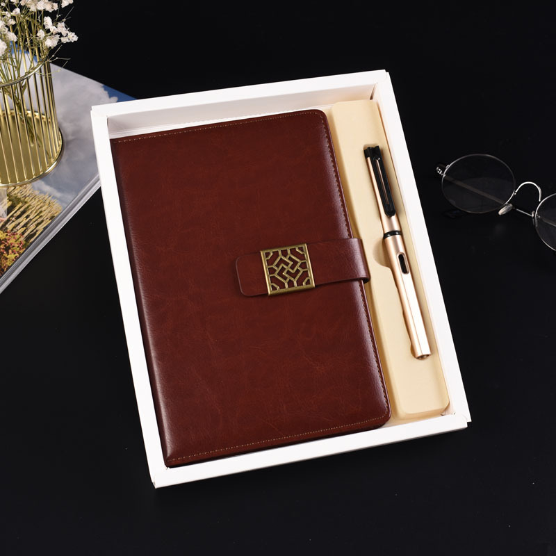 Bilježnica s PU imitacijom kože, mogućnost tiskanja logotipa, ljepilo povez, Forest papir 80 g, aluminijska legura hardvera