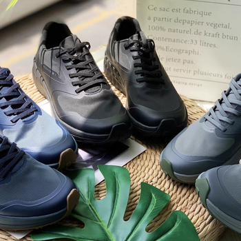 Încălțăminte de drumeție: partea superioară respirabilă din fibre super și plasă, talpă exterioară din cauciuc antiderapant, talpă Phylon, design cu talpă joasă