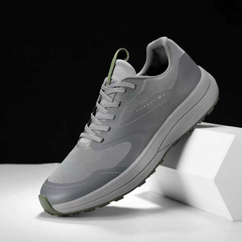 Încălțăminte de drumeție: partea superioară respirabilă din fibre super și plasă, talpă exterioară din cauciuc antiderapant, talpă Phylon, design cu talpă joasă