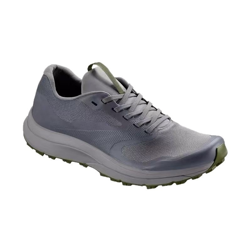 Încălțăminte de drumeție: partea superioară respirabilă din fibre super și plasă, talpă exterioară din cauciuc antiderapant, talpă Phylon, design cu talpă joasă