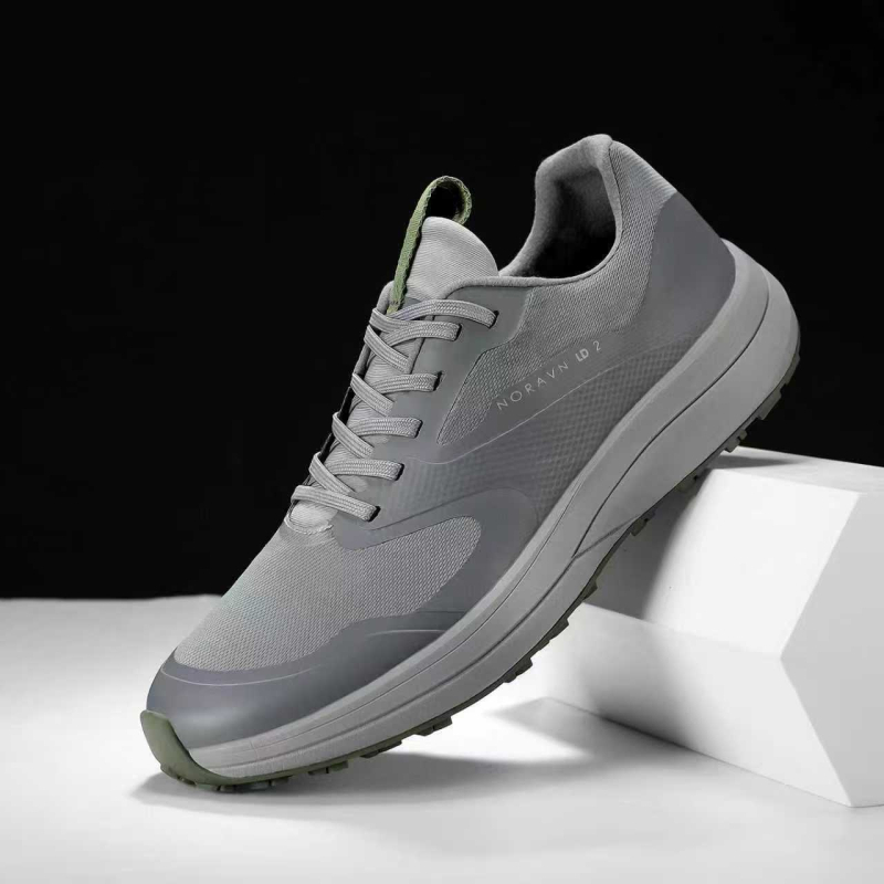 Încălțăminte de drumeție: partea superioară respirabilă din fibre super și plasă, talpă exterioară din cauciuc antiderapant, talpă Phylon, design cu talpă joasă