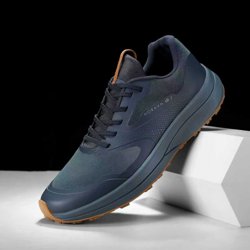 Încălțăminte de drumeție: partea superioară respirabilă din fibre super și plasă, talpă exterioară din cauciuc antiderapant, talpă Phylon, design cu talpă joasă