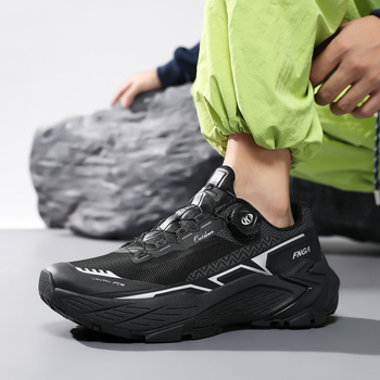 Muške trail tenisice za sva terenima – prozračne, lagane, protuklizne, s amortizacijom; gornji dio Lycra mesh + TPU; vanjska potplat: protuklizna guma; srednji đon: gumeni; visina pete: 3–5 cm